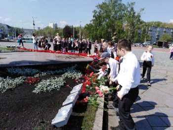 Возложение цветов к памятнику Победы