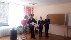 8 "В": Поздравляем с праздником!